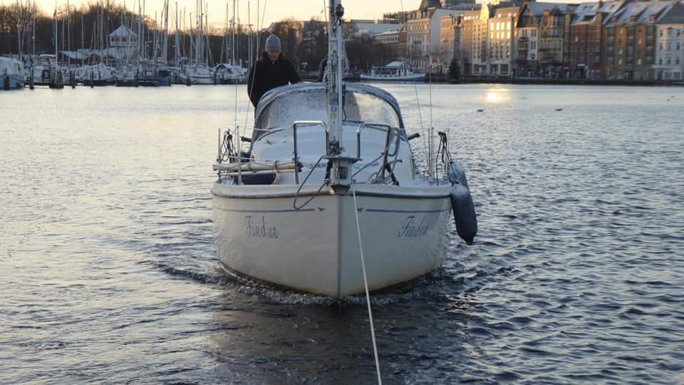 Findus wird von Lille Bjørn zum Kran geschleppt.
